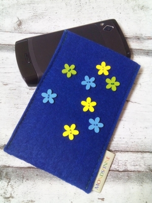 Handyhülle Filzetui "Gänseblümchen" (blau-gelb), aus Filz - von MONDSPINNE