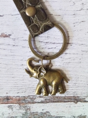 Schlüsselanhänger "Elefant" (grün-bronze) aus Leder - Mondspinne