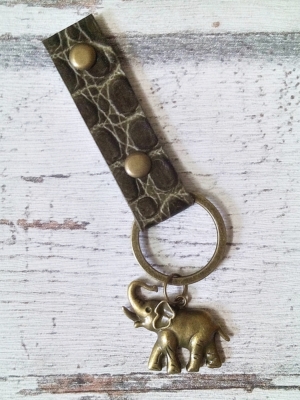 Schlüsselanhänger "Elefant" (grün-bronze) aus Leder - Mondspinne