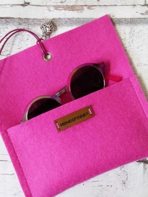 Brillentasche Brillenetui Filztasche "Herz" (rosa) aus Wollfilz und Leder mit Anhänger von MONDSPINNE