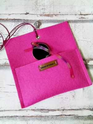 Brillentasche Brillenetui Filztasche "Herz" (rosa) aus Wollfilz und Leder mit Anhänger von MONDSPINNE
