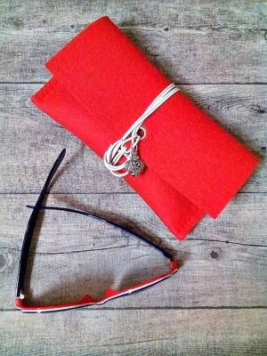 Brillenetasche Brillenetui Filztasche Herz (rot) aus Wollfilz und Leder mit Herz-Anhänger - Mondspinne