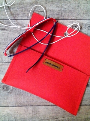 Brillenetasche Brillenetui Filztasche Herz (rot) aus Wollfilz und Leder mit Herz-Anhänger - Mondspinne