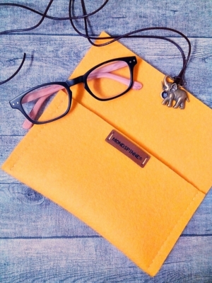 Brillentasche Brillenetui Filztasche "Elefant" (gelb) aus Wollfilz und Leder mit Elefant-Anhänger - Mondspinne