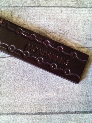 Schlüsselanhänger "Rustikal" (dunkelbraun) mit breitem Zierrand aus vetetabil gegerbtem Rindsleder - MONDSPINNE