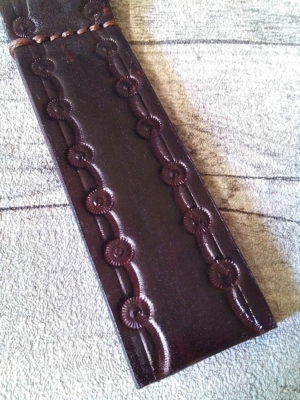 Schlüsselanhänger "Rustikal" (dunkelbraun) mit breitem Zierrand aus vetetabil gegerbtem Rindsleder - MONDSPINNE