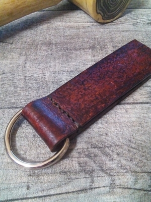 Schlüsselanhänger "Rustikal" (rotbraunmeliert) geprägt, aus vegetabil gegerbtem Rindsleder - MONDSPINNE