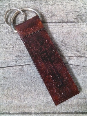 Schlüsselanhänger Rustikal (rotbraunmeliert) aus vegetabil gegerbtem Rindsleder - MONDSPINNE