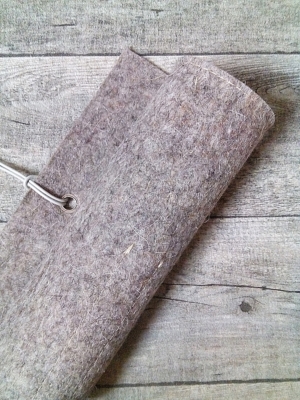 Stifterolle "Sandstein" (beige-grau) aus Wollfilz und Büffelkalbsleder - MONDSPINNE