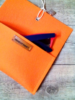 Brillentasche "Herz" (orange) aus Wollfilz & Leder - MONDSPINNE