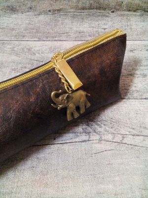 Federmäppchen Glamour" (braun-gold) mit Boden mit Charm Elefant aus Ziegenleder - MONDSPINNE
