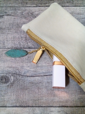 Kosmetiktasche "Blatt" (pastellgrün greenery gold) mit Charm-Anhänger, aus Ziegenleder - MONDSPINNE
