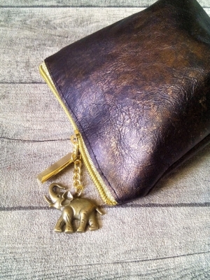 Kosmetiktasche Glamour mit Boden groß braun-gold mit Charm-Anhänger Elefant aus Ziegenleder - MONDSPINNE