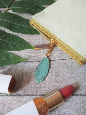 Kosmetiktasche Glamour mit Charm Blatt mit Boden pastellgrün-gold aus Ziegenleder - MONDSPINNE