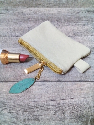 Kosmetiktasche "Glamour" klein pastellgrün-gold mit Charm Blatt aus Ziegenleder - MONDSPINNE