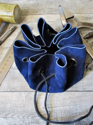 Lederbeutel blau schwarz Rindswildleder - MONDSPINNE