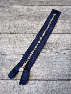 Reißverschluss dunkelblau altsilber 18 cm lang 2,7 cm breit YKK - MONDSPINNE