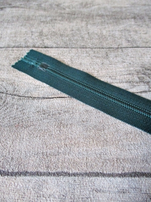 Reißverschluss dunkelgrün 18 cm lang 22 mm breit YKK - MONDSPINNE