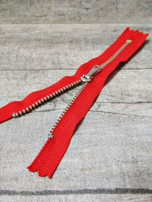 Reißverschluss rot altsilber 14 cm lang 2,7 cm breit YKK - MONDSPINNE