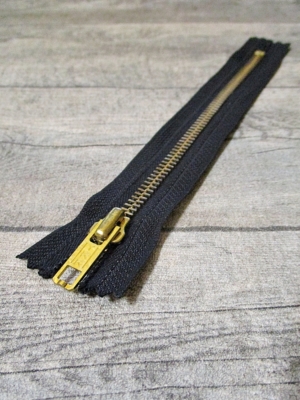 Reißverschluss schwarz messing 18 cm lang 3 cm breit YKK - MONDSPINNE