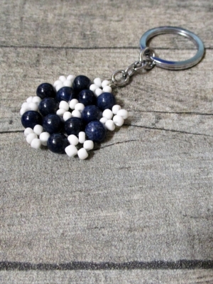 Blüte Edelsteinanhänger Taschenanhänger Lapislazuli blau weiß mit Schlüsselring - MONDSPINNE