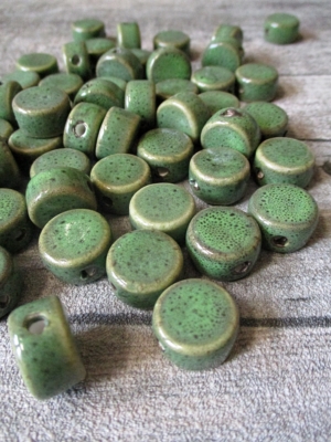 Porzellanperlen Großlochperlen grün rund flach antik glasiert 16x10 mm Lochgröße 3 mm - MONDSPINNE