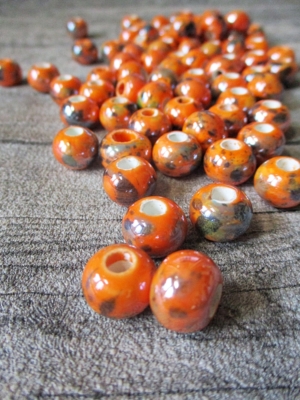 Porzellanperlen Großlochperlen handgefertigt orange perlig 12x9 mm Lochgröße 4 mm - MONDSPINNE