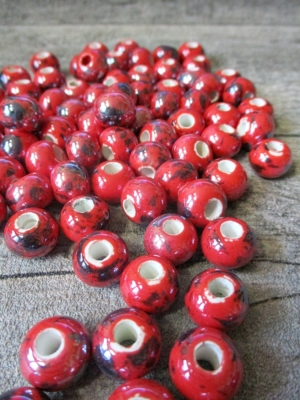Porzellanperlen Großlochperlen handgefertigt rot perlig 12x9 mm Lochgröße 4 mm - MONDSPINNE