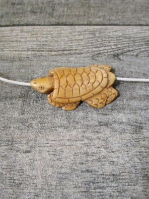 Anhänger Schildkröte Knochen Ochsenknochen natur beige handgeschnitzt 46x30x9 mm Bohrung 2 mm - MONDSPINNE