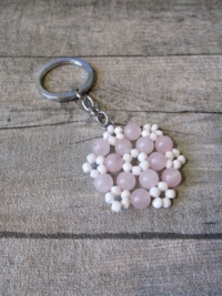 Schlüsselanhänger Blüte Taschenanhänger rosa weiß Glas Rosenquarz mit Schlüsselring - MONDSPINNE