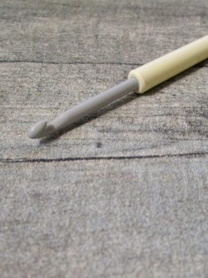 Häkelnadel made in England grau beige Stärke 4 137 mm - MONDSPINNE