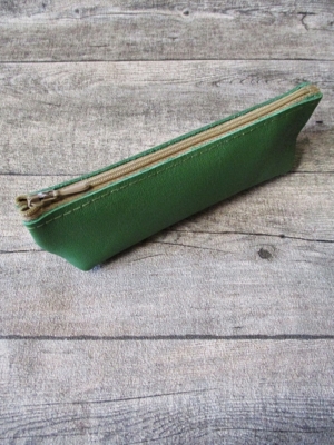 Federmäppchen Stiftemäppchen Federtasche mit Boden grün-beige Leder - MONDSPINNE