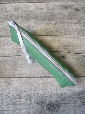 Federmäppchen Stiftemäppchen mit Boden grün-grau Leder - MONDSPINNE