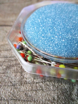 Stecknadeln 20 Gramm mit Glasköpfchen bunt mit Nadelkissen hellblau - MONDSPINNE