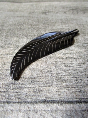 Anhänger Feder Horn geschnitzt schwarz braun 5,5x1,5 cm Fädelloch knapp 2 mm - MONDSPINNE