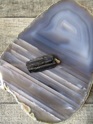 Turmalin Rohkristall Anhänger schwarz glänzend matt 30-45 mm silberfarbene Öse - MONDSPINNE