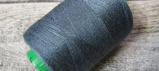 Garn Polyester dunkelgrau 400m - MONDSPINNE