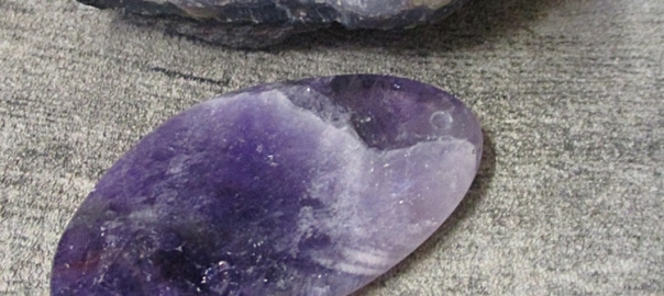 Anhänger Amethyst lila violett Edelstein gebohrt flach tropfenförmig groß - MONDSPINNE