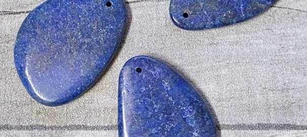 Anhänger Lapislazuli groß gebohrt blau gold gefärbt - MONDSPINNE