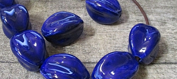 Porzellanperlen Großlochperlen oval ellipsenförmig dunkelblau 29x24 mm Lochgröße 3,5 mm - MONDSPINNE