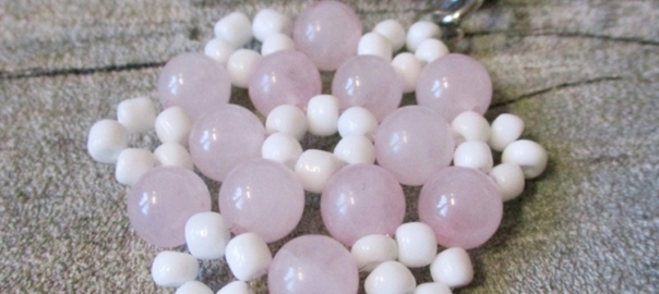 Schlüsselanhänger Taschenbaumler Rosenquarz - MONDSPINNE